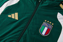 Italien Trainingsanzug 26/27 mit Kapuze grün Herren Jacke und Hose, Shop des Spielers, Italien Trainingsanzug, Italien Anzug mit Kapuze, Azzurri Fanartikel, Fußball Trainingsanzug Italien, Italien 26/27 Grün, Italien Herren Sportset, Trainingsjacke Italien, Italien Fußballbekleidung, Italien Sportmode.