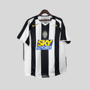 Shop des Spielers, Juventus 04/05, Juventus Trikot Retro, Juventus Weiß Schwarz, Heimtrikot 2004, Retro Fußballtrikot Herren, Juve Fantrikot, Vintage Fußballtrikot, Juventus Turin Klassiker, Fußball Trikot Sammlung, 04/05 Saison, Juventus Fanshop, Retro Trikot, Bianconeri Design.