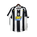 Shop des Spielers, Juventus 04/05, Juventus Trikot Retro, Juventus Weiß Schwarz, Heimtrikot 2004, Retro Fußballtrikot Herren, Juve Fantrikot, Vintage Fußballtrikot, Juventus Turin Klassiker, Fußball Trikot Sammlung, 04/05 Saison, Juventus Fanshop, Retro Trikot, Bianconeri Design.