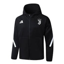 Juventus Turin Trainingsanzug 2025/26 Jacke und Hose Schwarz mit Kapuze - Juventus Turin, Juve, Trainingsanzug, 25/26, Juventus Jacke, Sportbekleidung, Trainingsanzug Herren, Shop des Spielers, Fan-Version, Juventus Fanartikel, Trainingsset, Schwarz