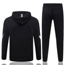 Juventus Turin Trainingsanzug 2025/26 Jacke und Hose Schwarz mit Kapuze - Juventus Turin, Juve, Trainingsanzug, 25/26, Juventus Jacke, Sportbekleidung, Trainingsanzug Herren, Shop des Spielers, Fan-Version, Juventus Fanartikel, Trainingsset, Schwarz