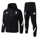 Juventus Turin Trainingsanzug 2025/26 Jacke und Hose Schwarz mit Kapuze - Juventus Turin, Juve, Trainingsanzug, 25/26, Juventus Jacke, Sportbekleidung, Trainingsanzug Herren, Shop des Spielers, Fan-Version, Juventus Fanartikel, Trainingsset, Schwarz
