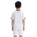 Shop des Spielers, Kap Verde Kinder-Set 26/27, Kap Verde Auswärtstrikot Kinder, Kap Verde Trikot Weiß, Kap Verde Fußballtrikot 2027, Tubarões Azuis Kinder-Set Weiß, Fußball-Shop Kap Verde, Kinder-Trikot Kap Verde Auswärts, Kap Verde 26/27 Kollektion, Fußball Fan-Set Kap Verde, Sportbekleidung Kinder Kap Verde Weiß.