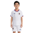 Shop des Spielers, Kap Verde Kinder-Set 26/27, Kap Verde Auswärtstrikot Kinder, Kap Verde Trikot Weiß, Kap Verde Fußballtrikot 2027, Tubarões Azuis Kinder-Set Weiß, Fußball-Shop Kap Verde, Kinder-Trikot Kap Verde Auswärts, Kap Verde 26/27 Kollektion, Fußball Fan-Set Kap Verde, Sportbekleidung Kinder Kap Verde Weiß.