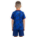 Shop des Spielers, Kap Verde Kinder-Set 26/27, Kap Verde Heimtrikot Kinder, Kap Verde Trikot und Shorts, Kap Verde Fußballtrikot 2027, Tubarões Azuis Kinder-Set, Fußball-Shop Kap Verde, Kinder-Trikot Kap Verde, Kap Verde 26/27 Kollektion, Fußball Fan-Set Kap Verde, Sportbekleidung Kinder Kap Verde.