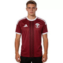 Katar Heimtrikot 2026 2027 Herren kastanienrot Fan-Version 1.1 Premium Qualität Shop des Spielers QFA Maroon Jersey, Katar Trikot 2026 rot, QFA Heimtrikot Herren, Qatar Home Jersey 26/27, Katar Fußballtrikot kaufen, 1.1 Qualität Katar, Günstiges Katar Trikot Herren, Al-Annabi Fanartikel.