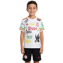 Ajax Amsterdam Kinder-Set Bob Marley Edition 25/26 in Weiß und Schwarz.