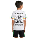 Detailaufnahme des Ajax Vereinswappens auf dem Bob Marley Trikot."Rückansicht der Ajax Shorts und Details des Trikots für Kinder."