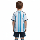 Argentinien Kinder-Set Heimtrikot 2026 2027 weiß-blaues Trikot schwarze Shorts 3 Sterne 1.1 Premium Qualität Shop des Spielers AFA Kids Kit, Argentinien Trikot Kinder Set, AFA Kids Kit 2026, Argentinien Trikot 3 Sterne Kinder, Fußballset Argentinien Kinder, 1.1 Qualität AFA Kinder, Argentinien Kindertrikot mit Hose, Weltmeister Set Kids 2026.