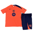 FC Barcelona Kinder Trainingsset 2025 2026 oranges Trikot blaue Shorts 1.1 Premium Qualität Shop des Spielers Barça Kids Gear, Barcelona Kinder-Set 2025, Barça Trikot Kids orange, Barcelona Shorts blau, FCB Trikot 25/26 Kinder, Fußball Trainingsset Junioren, 1.1 Qualität Barcelona, Lamine Yamal Kids, Barcelona Fanshop Deutschland, Fußball Set orange blau.