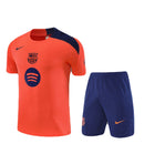 FC Barcelona Kinder Trainingsset 2025 2026 oranges Trikot blaue Shorts 1.1 Premium Qualität Shop des Spielers Barça Kids Gear, Barcelona Kinder-Set 2025, Barça Trikot Kids orange, Barcelona Shorts blau, FCB Trikot 25/26 Kinder, Fußball Trainingsset Junioren, 1.1 Qualität Barcelona, Lamine Yamal Kids, Barcelona Fanshop Deutschland, Fußball Set orange blau.