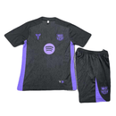 FC Barcelona x Kobe Bryant Kinder Trainingsset 2025 2026 schwarz Trikot und Shorts Limited Mamba Edition 1.1 Premium Qualität Shop des Spielers Barça Kobe Black, Barcelona Kobe Bryant Kinder schwarz, Barça Kobe Trikot Kids, Mamba Mentality Fußballset schwarz, Barcelona Sondertrikot 2026, FCB x Kobe Training Junior, 1.1 Qualität Barcelona, Barcelona Fanshop Deutschland, limitiertes Fußballset Kinder schwarz, Kobe Bryant Fußball Trikot.