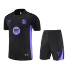 FC Barcelona x Kobe Bryant Kinder Trainingsset 2025 2026 schwarz Trikot und Shorts Limited Mamba Edition 1.1 Premium Qualität Shop des Spielers Barça Kobe Black, Barcelona Kobe Bryant Kinder schwarz, Barça Kobe Trikot Kids, Mamba Mentality Fußballset schwarz, Barcelona Sondertrikot 2026, FCB x Kobe Training Junior, 1.1 Qualität Barcelona, Barcelona Fanshop Deutschland, limitiertes Fußballset Kinder schwarz, Kobe Bryant Fußball Trikot.