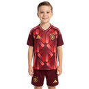 Deutschland Kinder Trikot-Set Auswärts 2025 2026 rot Trikot und Shorts 1.1 Premium Qualität Shop des Spielers DFB Design. Deutschland Trikot Kinder 2025, DFB Set rot, Deutschland Kids 25/26, Deutschland Trikot günstig, 1.1 Qualität DFB Kinder, Fußball Trikot rot Kinder, Deutschland Auswärts-Kit 2026.
