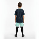 Deutschland Kinder Trikot-Set Auswärts 2026 2027 blau Trikot und Shorts 1.1 Premium Qualität offizielles DFB Design. Deutschland Trikot Kinder 2026, DFB Set blau Kinder, Deutschland Auswärtstrikot Kids 26/27, Günstige Deutschland Trikots Kinder, 1.1 Qualität Kinder-Set DFB, Shop Des Spielers, Fußballgeschenk Kind Deutschland, Trikot Deutschland blau WM 2026.
