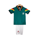 Shop des Spielers, Deutschland Retro-Set 92/93, DFB Kindertrikot grün, Deutschland Retro-Trikot Kinder, Deutschland 92/93 Auswärtstrikot, Retro Fußball-Set Kinder, DFB Trikot grün 92, Deutschland Fan-Artikel Kinder, Fußball Retro-Shop Deutschland, Deutschland Kinder-Set 92/93, DFB Retro-Kollektion limitiert.