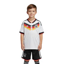 Deutschland Kinder-Set Heimtrikot 2026 2027 weißes Trikot schwarze Shorts 1.1 Premium Qualität Shop des Spielers DFB Kids Kit. Shop des Spielers, Deutschland Trikot Kinder Set, DFB Kids Kit 2026, Deutschland Trikot weiß schwarz Kinder, Fußballset Deutschland Kinder, 1.1 Qualität DFB Kinder, DFB Trikot mit Hose Kinder, WM 2026 Kindertrikot.