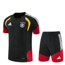 Deutschland Kinder Trainingsset 2026 2027 schwarz Trikot und Shorts 1.1 Premium Qualität Shop des Spielers DFB Kids Gear Black., Deutschland Kinder-Set 2026, DFB Trikot Kids schwarz, Deutschland Shorts schwarz, DFB Trikot 26/27 Kinder, Fußball Trainingsset Junioren, 1.1 Qualität Deutschland, Sané Training Kids, Deutschland Fanshop, Fußball Set schwarz DFB, DFB Ausrüstung Kinder.