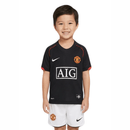 Manchester United Retro Kinder-Set 2007 2008 schwarzes Trikot und Shorts 1.1 Premium Qualität Shop des Spielers Man Utd Kids Vintage Kit CR7, Manchester United Kinder Retro, Man Utd 07/08 Set Kids, Manchester United Kindertrikot schwarz, CR7 Kinder Trikot Retro, Man Utd Junior Set kaufen, 1.1 Qualität Retro, Fußballset Kinder Vintage, Premier League Klassiker Kids, Red Devils Fanshop.