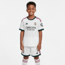 Real Madrid Kinder-Set 2026 2027 Weiß Trikot und Shorts 1.1 Premium Qualität Shop des Spielers Real Madrid Kids Kit Heimtrikot, Real Madrid Kinder-Set, Real Madrid Trikot Kinder 2026, Kids Kit Real Madrid, Mbappé Trikot Kinder, Real Madrid Shorts Weiß, Kinder Fußballset Madrid, 1.1 Qualität Fußballtrikot, Madridista Nachwuchs, Bernabéu Kids Wear.