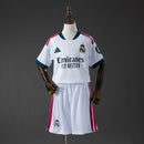 Real Madrid Kinder-Set 2026 2027 Weiß Trikot und Shorts 1.1 Premium Qualität Shop des Spielers Real Madrid Kids Kit Heimtrikot, Real Madrid Kinder-Set, Real Madrid Trikot Kinder 2026, Kids Kit Real Madrid, Mbappé Trikot Kinder, Real Madrid Shorts Weiß, Kinder Fußballset Madrid, 1.1 Qualität Fußballtrikot, Madridista Nachwuchs, Bernabéu Kids Wear.