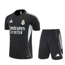 Real Madrid Kinder Trainingsset 2025 2026 schwarz Trikot und Shorts 1.1 Premium Qualität Shop des Spielers Madrid Kids Gear Black Edition, Real Madrid Kinder-Set 2025, Madrid Trikot Kids schwarz, Real Madrid Shorts schwarz, Madrid Trikot 25/26 Kinder, Fußball Trainingsset Junioren, 1.1 Qualität Real Madrid, Bellingham Kids Trikot, Real Madrid Fanshop Deutschland, Fußball Set schwarz Madrid.