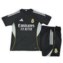 Real Madrid Kinder Trainingsset 2025 2026 schwarz Trikot und Shorts 1.1 Premium Qualität Shop des Spielers Madrid Kids Gear Black Edition, Real Madrid Kinder-Set 2025, Madrid Trikot Kids schwarz, Real Madrid Shorts schwarz, Madrid Trikot 25/26 Kinder, Fußball Trainingsset Junioren, 1.1 Qualität Real Madrid, Bellingham Kids Trikot, Real Madrid Fanshop Deutschland, Fußball Set schwarz Madrid.