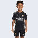 Real Madrid Kinder Trainingsset 2025 2026 schwarz Trikot und Shorts 1.1 Premium Qualität Shop des Spielers Madrid Kids Gear Black Edition, Real Madrid Kinder-Set 2025, Madrid Trikot Kids schwarz, Real Madrid Shorts schwarz, Madrid Trikot 25/26 Kinder, Fußball Trainingsset Junioren, 1.1 Qualität Real Madrid, Bellingham Kids Trikot, Real Madrid Fanshop Deutschland, Fußball Set schwarz Madrid.