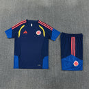 Kolumbien Trainingsset 2026 2027 Herren marineblau Trikot und Shorts 1.1 Premium Qualität Shop des Spielers FCF Training Gear, Kolumbien Trainingsset 2026, FCF Gear marineblau, Kolumbien Trikot 26/27, Fußball Trainingsset Herren, 1.1 Qualität Kolumbien, Luis Díaz Training, Kolumbien Fanshop Deutschland, Fußball Set blau.