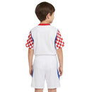 Shop des Spielers, Kroatien Kinder-Set 26/27, Kroatien Heimtrikot Kinder, Kroatien Trikot kariert, Kroatien Fußballtrikot 2027, Vatreni Kinder-Set Schachbrett, Fußball-Shop Kroatien, Kinder-Trikot Kroatien Heim, Kroatien 26/27 Kollektion, Fußball Fan-Set Kroatien, Sportbekleidung Kinder Kroatien.