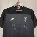 Shop des Spielers, Liverpool FC Trikot, Liverpool Retro 2019/20, Liverpool schwarz Trikot, Liverpool Limited Edition, Liverpool Fan-Version, Retro Trikot Herren, Liverpool FC 19/20, Fußball Retro Trikot, Liverpool Fanshop, Sammler Trikot, Liverpool Retro Schwarz, Fußball Trikot Liverpool, limitierte Auflage LFC.