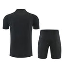 Shop des Spielers, Liverpool Trainingsset 26/27, Liverpool Trikot und Shorts schwarz, Liverpool FC Trainingskleidung, Liverpool Fan-Artikel, Liverpool Training 2026, LFC Trainingsset Herren, Fußball Trainingsset schwarz, Liverpool Kleidung Deutschland, Fußball-Shop, Liverpool Jersey Set, Reds Training.