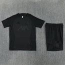 Shop des Spielers, Liverpool Trainingsset 26/27, Liverpool Trikot und Shorts schwarz, Liverpool FC Trainingskleidung, Liverpool Fan-Artikel, Liverpool Training 2026, LFC Trainingsset Herren, Fußball Trainingsset schwarz, Liverpool Kleidung Deutschland, Fußball-Shop, Liverpool Jersey Set, Reds Training.