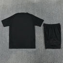 Shop des Spielers, Liverpool Trainingsset 26/27, Liverpool Trikot und Shorts schwarz, Liverpool FC Trainingskleidung, Liverpool Fan-Artikel, Liverpool Training 2026, LFC Trainingsset Herren, Fußball Trainingsset schwarz, Liverpool Kleidung Deutschland, Fußball-Shop, Liverpool Jersey Set, Reds Training.