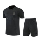 Shop des Spielers, Liverpool Trainingsset 26/27, Liverpool Trikot und Shorts schwarz, Liverpool FC Trainingskleidung, Liverpool Fan-Artikel, Liverpool Training 2026, LFC Trainingsset Herren, Fußball Trainingsset schwarz, Liverpool Kleidung Deutschland, Fußball-Shop, Liverpool Jersey Set, Reds Training.