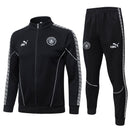 Offizieller Manchester City Trainingsanzug 25/26 Jacke und Hose in Schwarz, Ansicht von vorne.