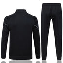 Detailaufnahme des Man City Vereinswappens auf dem Trainingsanzug 25/26. Rückansicht des Manchester City Trainingsanzugs 25/26 für Herren.