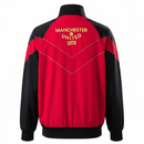 Shop des Spielers, Manchester United Retro Jacke, Man United 2006/07, Manchester United Rot Schwarz, Manchester United Vintage, Red Devils Retro Jacke, Man United Fanshop, Manchester United 2006, Retro Fußballjacke, Man United Klassiker, Manchester United Fan-Artikel, Fußball Retro Mode.