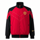 Shop des Spielers, Manchester United Retro Jacke, Man United 2006/07, Manchester United Rot Schwarz, Manchester United Vintage, Red Devils Retro Jacke, Man United Fanshop, Manchester United 2006, Retro Fußballjacke, Man United Klassiker, Manchester United Fan-Artikel, Fußball Retro Mode.