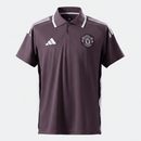 Offizielles Manchester United Polohemd 25/26 in Lila, Ansicht von vorne. Manchester United, Polohemd, 25/26, Fan-Version, Herren, Lila, ManU Trikot, Fußball Fanwear, Manchester United Polo, Red Devils Style, Shop des Spielers, Casual Sportswear, Manchester United Fanartikel