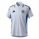 Offizielles Manchester United Polohemd 25/26 in Weiß, Ansicht von vorne. Manchester United, Polohemd, 25/26, Fan-Version, Herren, Weiß, ManU Trikot, Fußball Fanwear, Manchester United Polo, Red Devils Style, Shop des Spielers, Casual Sportswear, Manchester United Fanartikel
