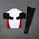 Shop des Spielers, Manchester United Trainingsanzug 25/26, Manchester United Jacke Weiß, Manchester United Hose Schwarz, Fußball Trainingsanzug Manchester United, Kollektion 2026, Trainingsanzug Herren Weiß Schwarz, Manchester United Fan-Shop, Manchester United Training 2026, Fußball-Fanartikel, Manchester United Trainingskleidung, Trainingsset 2025, Manchester United weiß schwarz Set.