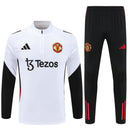 Shop des Spielers, Manchester United Trainingsanzug 25/26, Manchester United Jacke Weiß, Manchester United Hose Schwarz, Fußball Trainingsanzug Manchester United, Kollektion 2026, Trainingsanzug Herren Weiß Schwarz, Manchester United Fan-Shop, Manchester United Training 2026, Fußball-Fanartikel, Manchester United Trainingskleidung, Trainingsset 2025, Manchester United weiß schwarz Set.