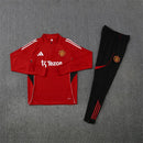 Shop des Spielers, Manchester United Trainingsanzug 25/26, Manchester United Jacke Rot, Manchester United Hose Schwarz, Fußball Trainingsanzug Manchester United, Kollektion 2026, Trainingsanzug Herren Rot Schwarz, Manchester United Fan-Shop, Manchester United Training 2026, Fußball-Fanartikel, Manchester United Trainingskleidung, Trainingsset 2025, Manchester United rot schwarz Set.