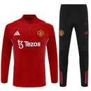 Shop des Spielers, Manchester United Trainingsanzug 25/26, Manchester United Jacke Rot, Manchester United Hose Schwarz, Fußball Trainingsanzug Manchester United, Kollektion 2026, Trainingsanzug Herren Rot Schwarz, Manchester United Fan-Shop, Manchester United Training 2026, Fußball-Fanartikel, Manchester United Trainingskleidung, Trainingsset 2025, Manchester United rot schwarz Set.