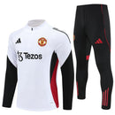 Shop des Spielers, Manchester United Trainingsanzug 25/26, Manchester United Jacke Weiß, Manchester United Hose Schwarz, Fußball Trainingsanzug Manchester United, Kollektion 2026, Trainingsanzug Herren Weiß Schwarz, Manchester United Fan-Shop, Manchester United Training 2026, Fußball-Fanartikel, Manchester United Trainingskleidung, Trainingsset 2025, Manchester United weiß schwarz Set.