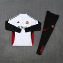 Shop des Spielers, Manchester United Trainingsanzug 25/26, Manchester United Jacke Weiß, Manchester United Hose Schwarz, Fußball Trainingsanzug Manchester United, Kollektion 2026, Trainingsanzug Herren Weiß Schwarz, Manchester United Fan-Shop, Manchester United Training 2026, Fußball-Fanartikel, Manchester United Trainingskleidung, Trainingsset 2025, Manchester United weiß schwarz Set.
