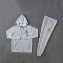 Shop des Spielers, Manchester United Trainingsanzug 25/26, Manchester United Grau Trainingsanzug, Manchester United Sportanzug Herren, Manchester United Jacke Hose, Fußball Trainingsanzug, Manchester United Trainingsset, Performance Sportbekleidung, Manchester United 2026, Trainingsanzug Herren Grau, ManU Trainingskleidung, Manchester United Fanshop, Sportanzug Manchester United.