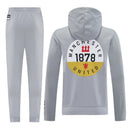 Shop des Spielers, Manchester United Trainingsanzug 25/26, Manchester United Grau Trainingsanzug, Manchester United Sportanzug Herren, Manchester United Jacke Hose, Fußball Trainingsanzug, Manchester United Trainingsset, Performance Sportbekleidung, Manchester United 2026, Trainingsanzug Herren Grau, ManU Trainingskleidung, Manchester United Fanshop, Sportanzug Manchester United.