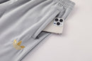 Shop des Spielers, Manchester United Trainingsanzug 25/26, Manchester United Grau Trainingsanzug, Manchester United Sportanzug Herren, Manchester United Jacke Hose, Fußball Trainingsanzug, Manchester United Trainingsset, Performance Sportbekleidung, Manchester United 2026, Trainingsanzug Herren Grau, ManU Trainingskleidung, Manchester United Fanshop, Sportanzug Manchester United.